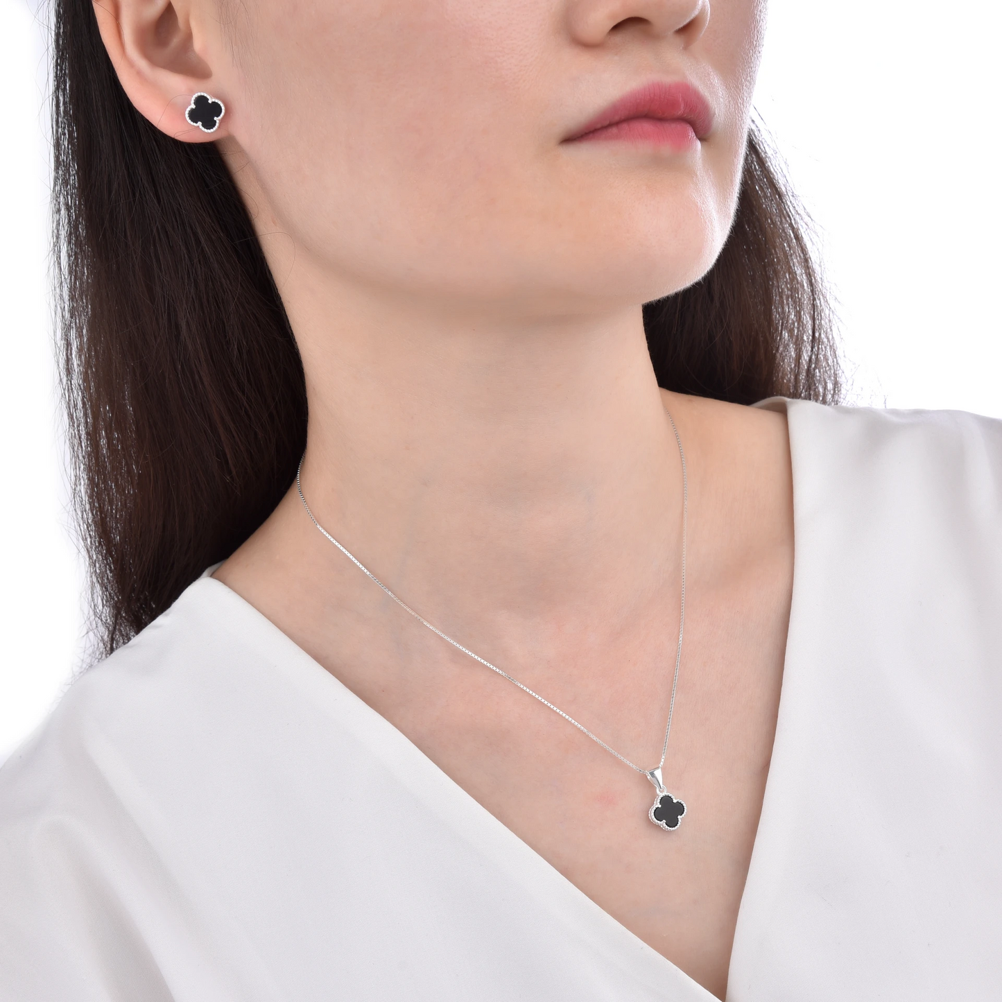 Set de collar con dije y aretes de trébol en plata 925